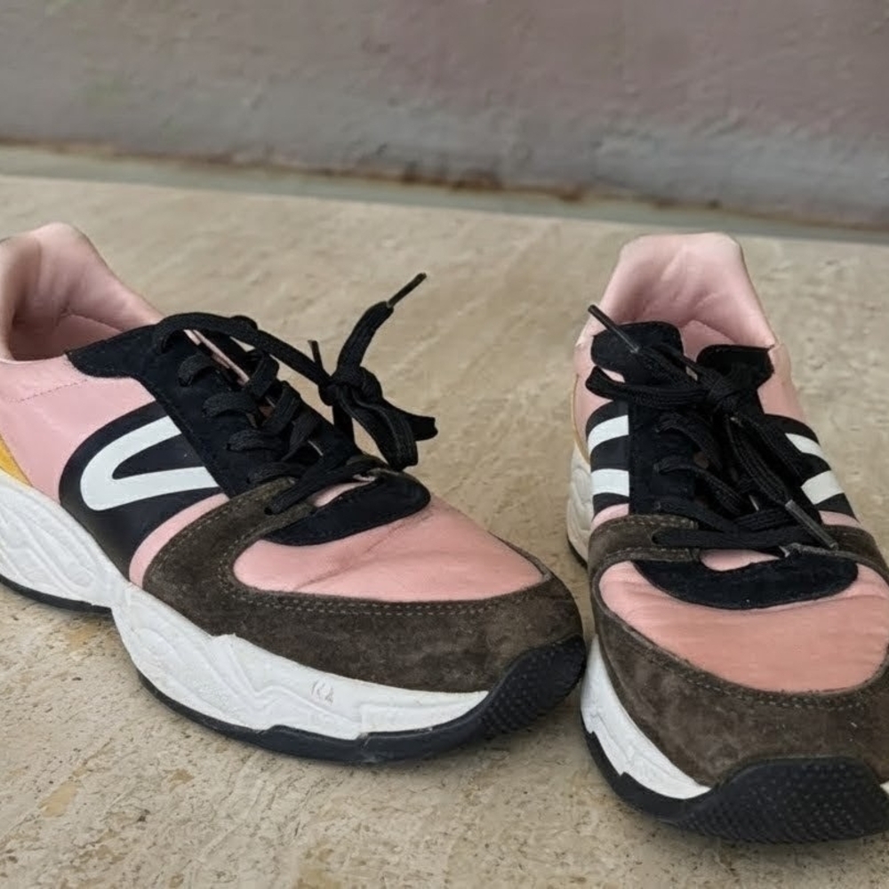 Stylish Women's Sneakers in Pink, Black, and Gold Size 8.5 - Picture 4 of 4